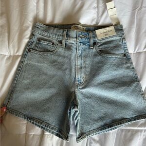 NWT Abercrombie Light Wash Dad Short
